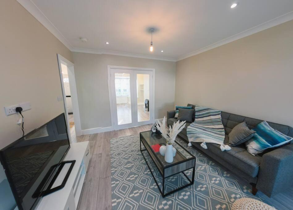 Homely & Peaceful Living Space Morden  ภายนอก รูปภาพ